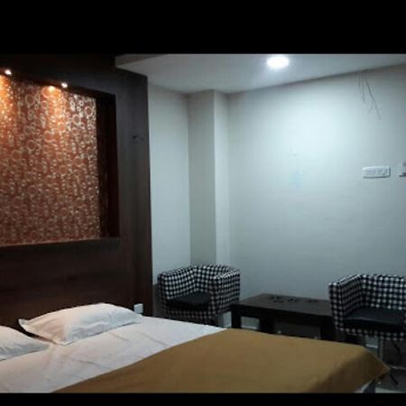 Hotel Gowri Sankar Ambāsamudram Exteriör bild