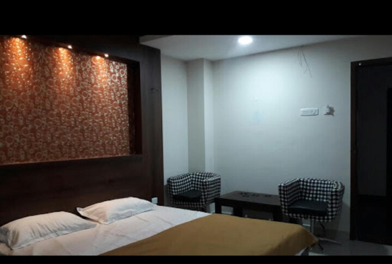 Hotel Gowri Sankar Ambāsamudram Exteriör bild