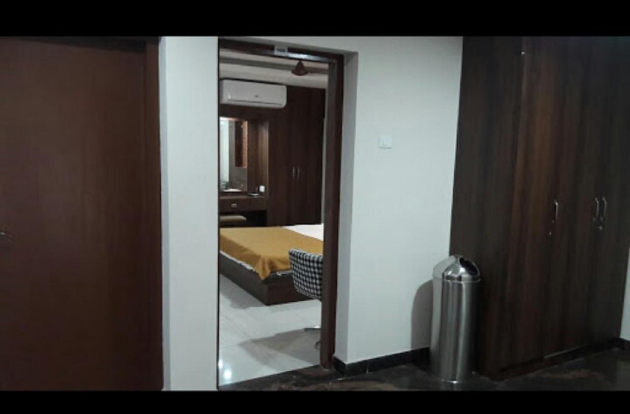 Hotel Gowri Sankar Ambāsamudram Exteriör bild