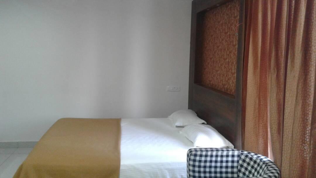 Hotel Gowri Sankar Ambāsamudram Exteriör bild