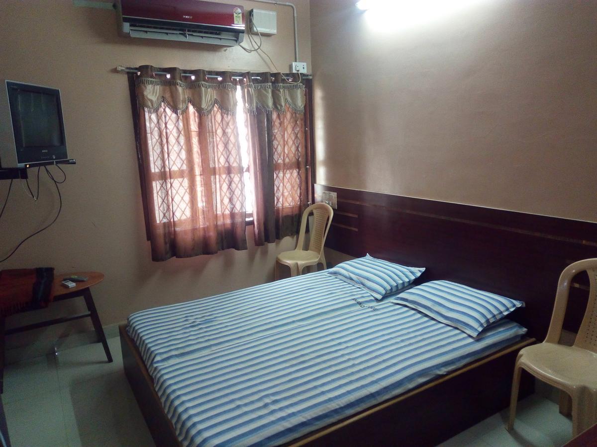 Hotel Gowri Sankar Ambāsamudram Exteriör bild