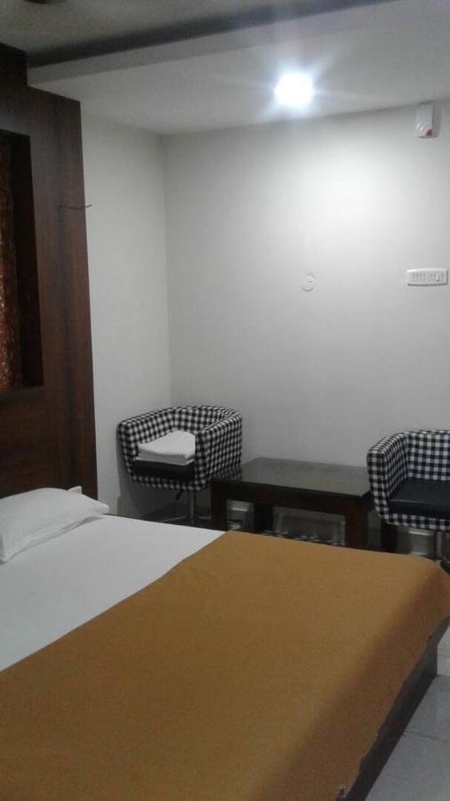 Hotel Gowri Sankar Ambāsamudram Exteriör bild