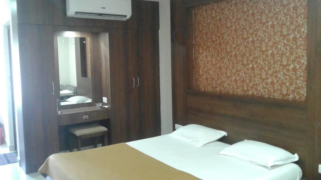 Hotel Gowri Sankar Ambāsamudram Exteriör bild