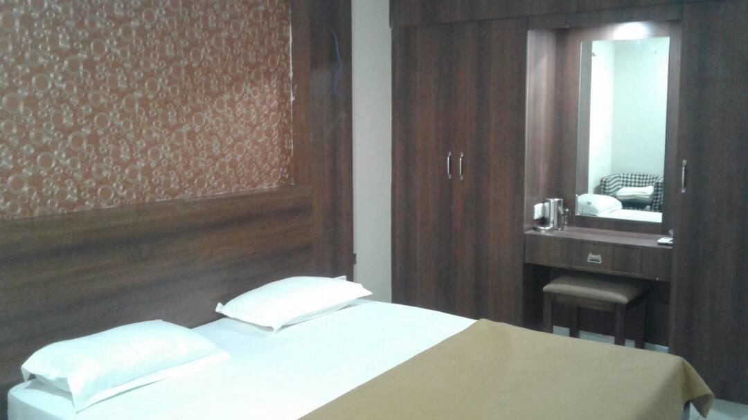 Hotel Gowri Sankar Ambāsamudram Exteriör bild