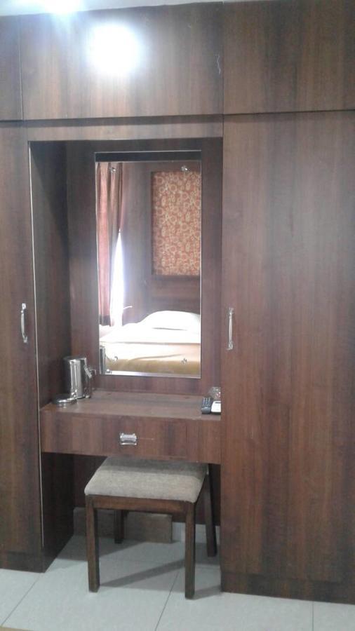 Hotel Gowri Sankar Ambāsamudram Exteriör bild