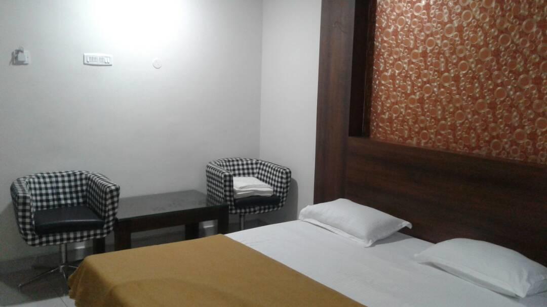 Hotel Gowri Sankar Ambāsamudram Exteriör bild