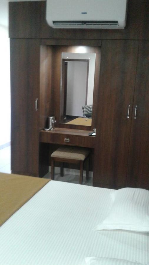 Hotel Gowri Sankar Ambāsamudram Exteriör bild
